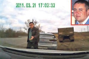 Гаишник, угрожавший водителю битой, вернулся в ГАИ