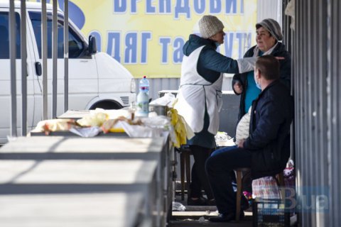 ​В Киеве начали открываться рынки