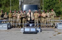 Порошенко передав комплекс БПЛА Poseidon і два потужних тягачі штурмовому полку ДШВ