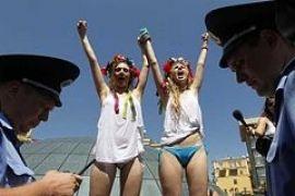 Милиция не дала Femen вволю искупаться (ФОТО+ВИДЕО)