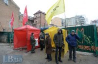 Застройщики на Десятинном заварили забор. Активисты дежурят под ним