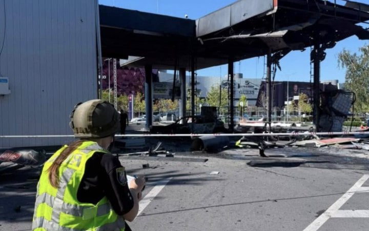 У Києві уламки ворожої зброї впали поряд з АЗС