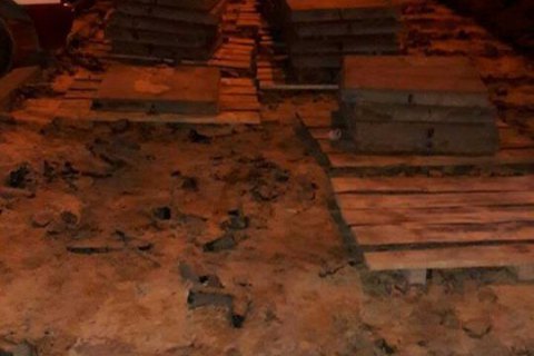 Львовские патрульные задержали двух мужчин, воровавших тротуарную плитку