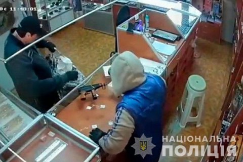 Двое вооруженных мужчин ограбили ювелирный магазин в Черновицкой области