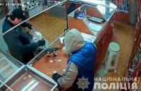 Двое вооруженных мужчин ограбили ювелирный магазин в Черновицкой области