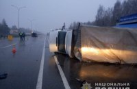 В Киевской области микроавтобус врезался в грузовик, который остановила полиция