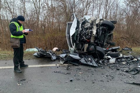 На Львівщині під час зіткнення легковика і буса загинули троє людей
