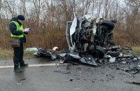 На Львівщині під час зіткнення легковика і буса загинули троє людей