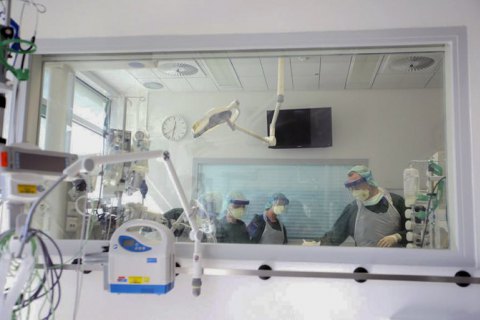 У Німеччині вперше зафіксували понад тисячу жертв COVID-19 за добу