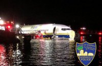 Boeing с 143 людьми на борту скатился в реку после приземления