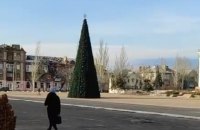 У зруйнованому Сєверодонецьку окупанти встановили новорічну ялинку