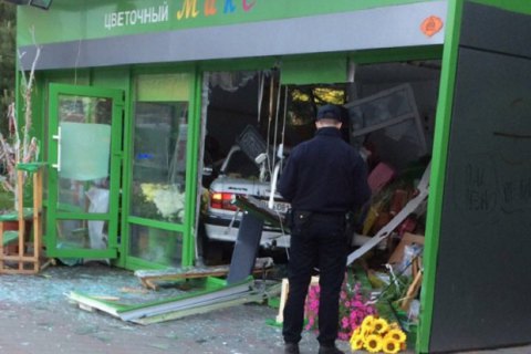 ​В Одессе "Волга" въехала в цветочный магазин