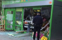 ​В Одессе "Волга" въехала в цветочный магазин