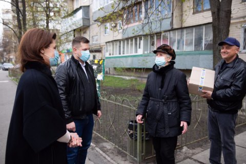Киевлянам передали продуктовые наборы от Фонда Порошенко и волонтеров