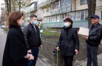 Киевлянам передали продуктовые наборы от Фонда Порошенко и волонтеров
