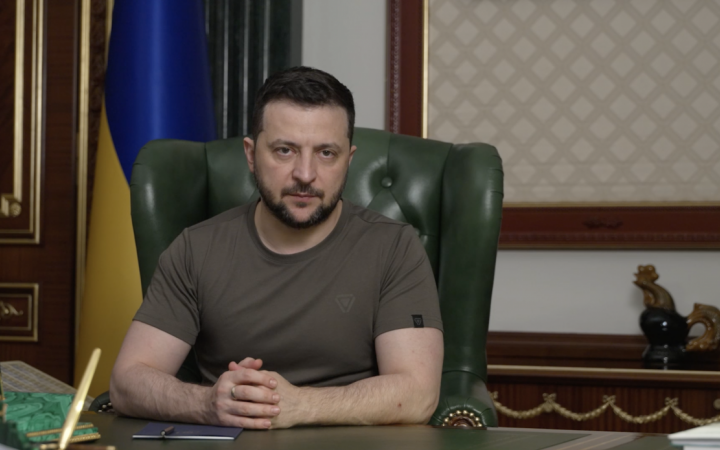 За щастя жити своїм звичайним життям і просто гуляти вулицями свого міста зараз і йде ця війна, - Зеленський