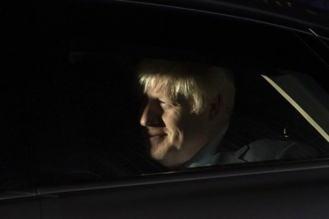 Премьера Великобритании выписали из больницы, но к работе он еще не вернется