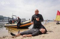 У Києві рятувальники вчили відпочивальників правилам безпеки на пляжі і основним навичкам порятунку на воді