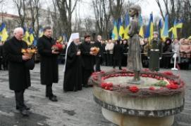 Янукович почтил память жертв голодоморов