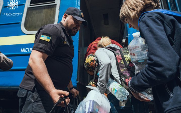 Із низки населених пунктів Донеччини почали примусову евакуацію жителів