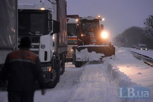 В снеговых заносах стоят более 600 автомобилей