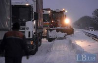 В снеговых заносах стоят более 600 автомобилей