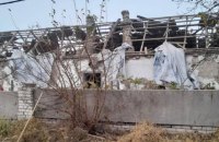 На Херсонщині в результаті обстрілів пошкоджено багатоповерхівку та приватні будинки, три людини дістали поранення​