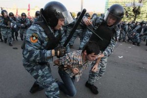 В России полиция разогнала шествие канадских циркачей