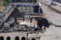Росіяни авіаударами зруйнували міст на підʼїзді до Лисичанська