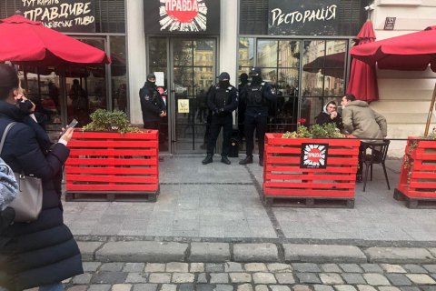 Во Львове полиция проверяет рестораны, вручают протоколы о нарушениях