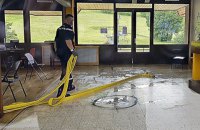 Франція: обов’язкова вакцинація, розгромлені вакцинальні центри та зіпсований Pfizer