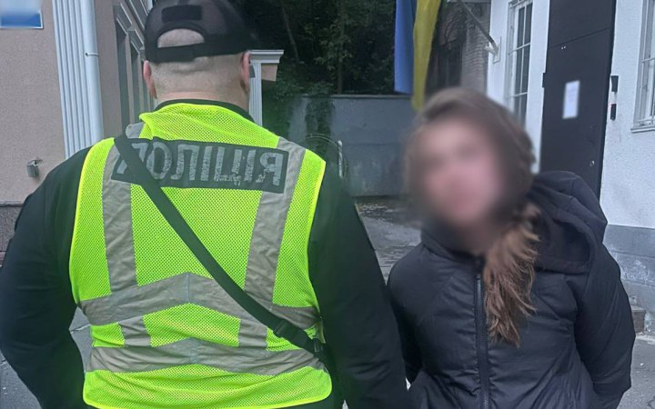 В Києві затримали жінку, яка пошкодила меморіал на Алеї Героїв