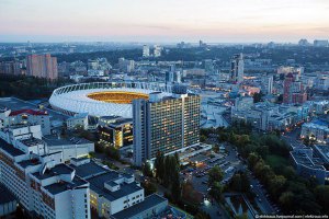 Азаров приказал построить в центре Киева каток и бассейн