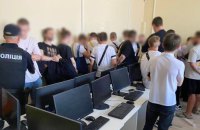 ​У Києві на Подолі викрили незаконний call-центр на 700 "робочих місць"