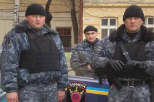 Львовских контролеров защищают бойцы спецподразделения "Тайфун"