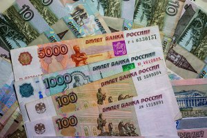 Рубль вновь упал на фоне снижения S&P рейтинга России