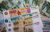 Рубль вновь упал на фоне снижения S&P рейтинга России