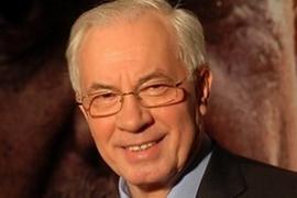 Азарову подогнали полный джип роз