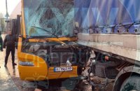 У Києві маршрутка врізалася у вантажівку, постраждали 12 осіб