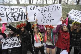 FEMEN нарисовали картину грудью