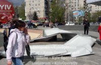 ​В Киеве сорвало жесть с крыши торгового центра