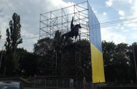 Памятник Щорсу в Киеве оградили лесами