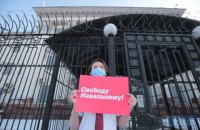 Активісти прийшли під посольство РФ у Києві, щоб підтримати Навального