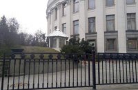 У Верховной Рады огромное дерево заблокировало подъезд для спикера