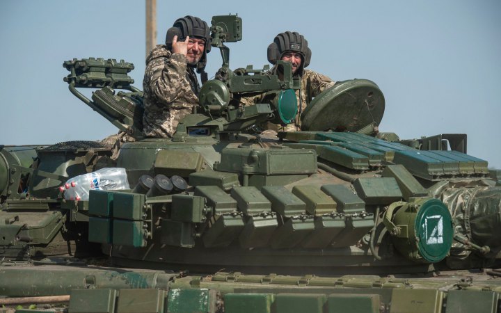 "Холодноярцы" устроили необычный военный "парад" - на трофейных российских танках