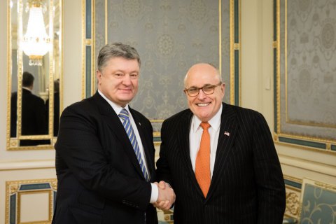 Порошенко обсудил с экс-мэром Нью-Йорка пути преодоления агрессии РФ против Украины