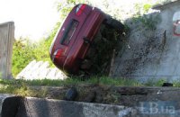 Юный водитель разгромил бетонное ограждение, якобы пытаясь покончить с собой