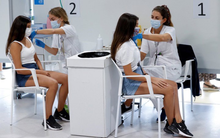 Чому вакцини Johnson & Johnson та AstraZeneca проти ковіду спричинювали рідкісні важкі побічні ефекти – пояснили науковці