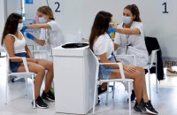Чому вакцини Johnson & Johnson та AstraZeneca проти ковіду спричинювали рідкісні важкі побічні ефекти – пояснили науковці