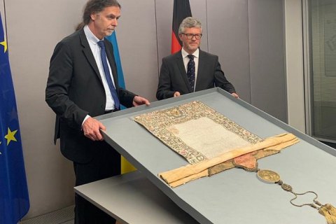 Германия вернула Украине церковную грамоту Петра I о поставлении на Киевскую митрополию